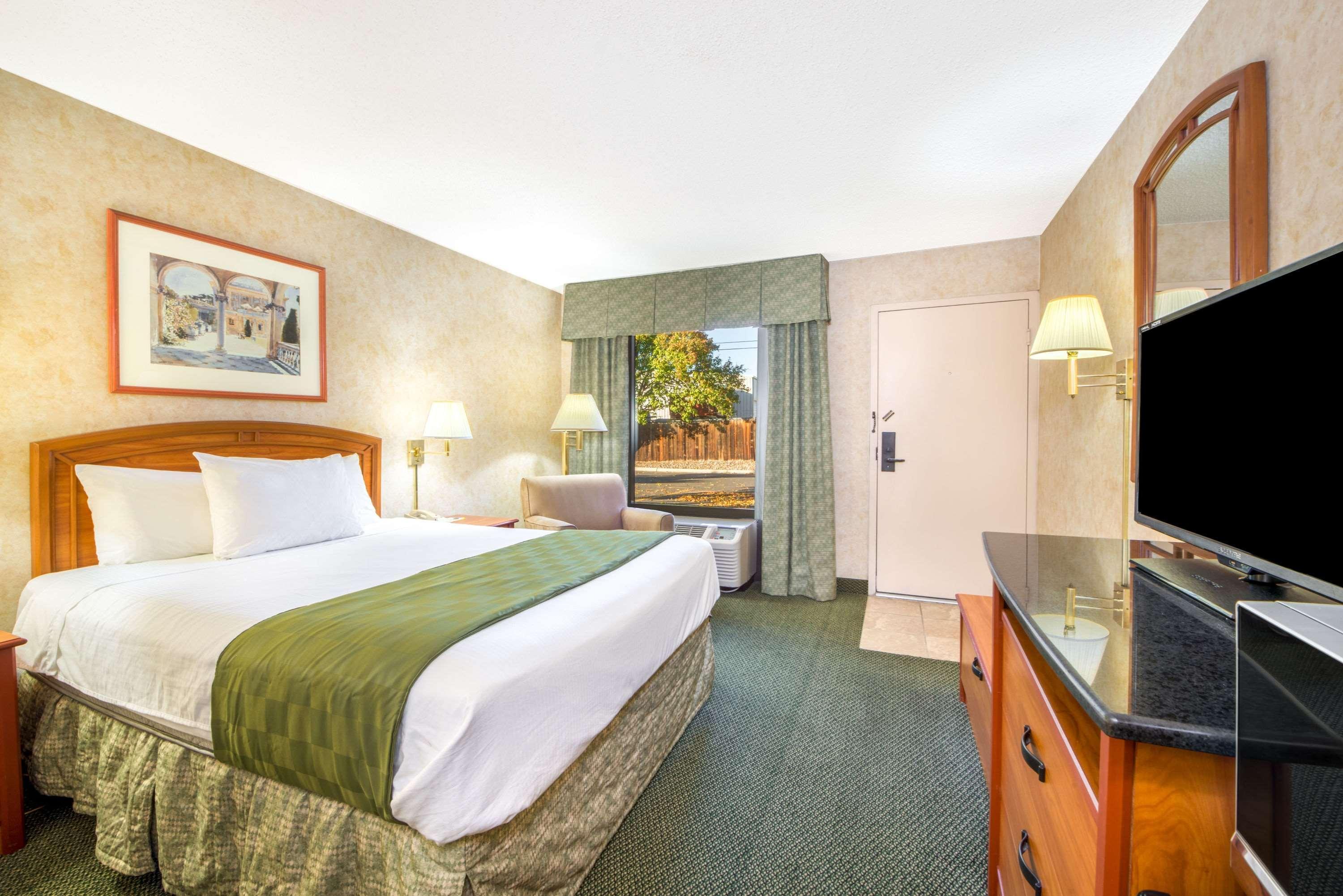 Days Inn & Suites By Wyndham Albuquerque North Экстерьер фото